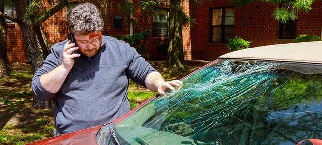 Telefonujúci muž po autonehode